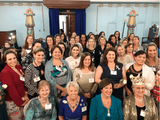 Ladies do Shakar Brasil — grupo de aproximadamente 30 mulheres do Templo Shakar reunidas em salão cerimonial azul, atuação direta na contribuição da filantropia do Amal Shriners