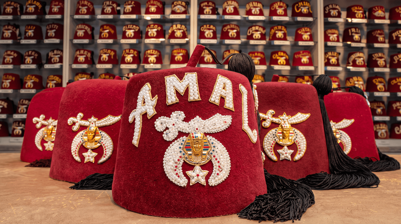 Fez cerimonial do AMAL Shriners com bordado dourado, símbolo tradicional que representa a fraternidade e o compromisso com a filantropia