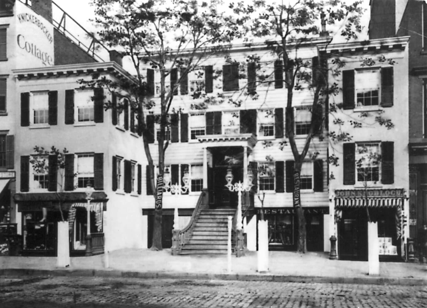 Fotografia histórica em preto e branco do restaurante Knickerbocker Cottage em Nova York, edifício onde o Shriners foi fundado em 1870